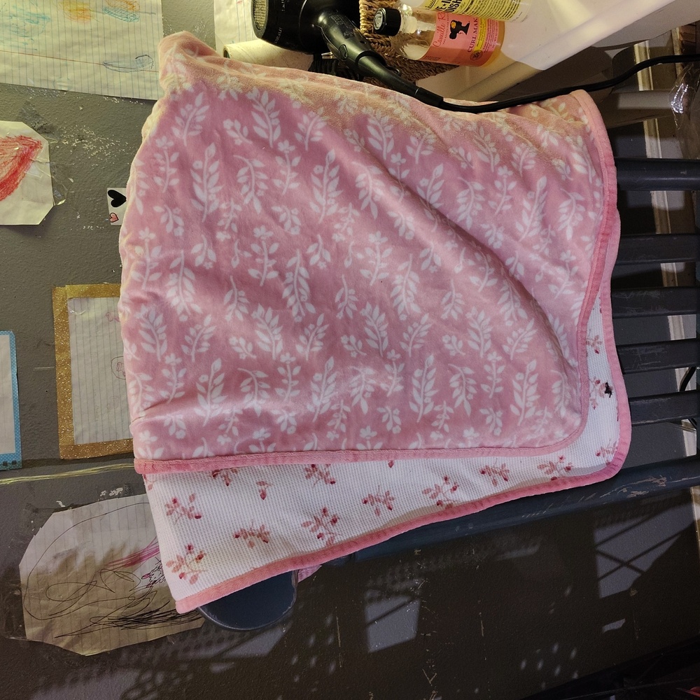👶Modern Moments by Gerber Baby🍼Plush Leaf Pattern Blanket 29"W x 37"L